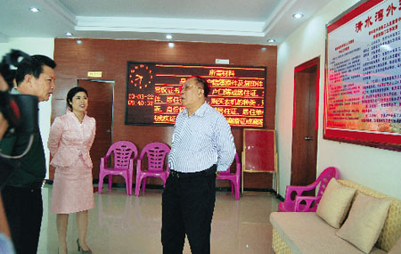 林捷在清水湾外来务工人员服务中心调研 记者郑甜 摄