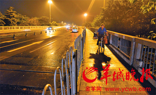 广州大桥警察拦车破窗抓人 有居民听到枪声(图