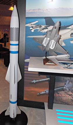 美洛马公司展示cuda中程空对空导弹模型(图)