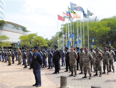 3月23日，南非警员参加德班峰会安保动员会。为确保峰会安全，南非政府从全国抽调3000名警察加强安保。 新华社发