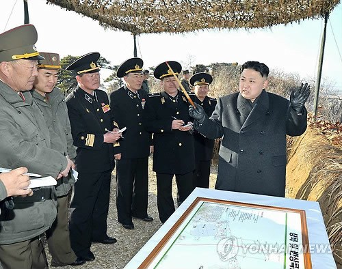 朝军25日举行大规模国家级联合军演，金正恩亲自参观了此次军演。韩联社