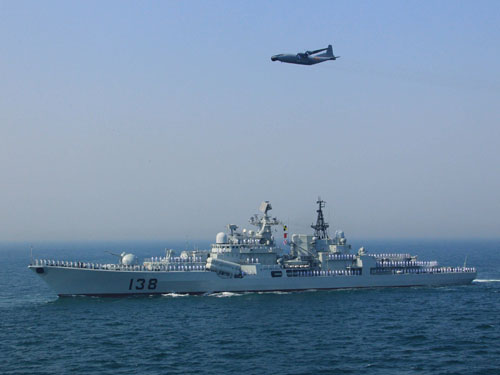 中国海军军舰军机参加“海上联合―2012”中俄海上联合军演。这次演习在《解放军报》评出的2012年世界十大军演中排在第一位。（资料图片）