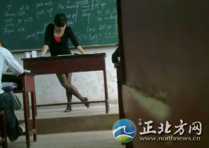 中学禁女教师穿黑丝袜 让男生专心听课(组图)