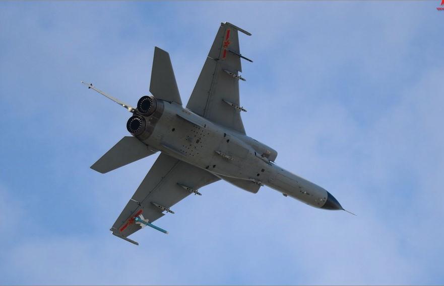 近日,网络上出现了一组网友拍摄到的我国飞豹战斗机的照片.
