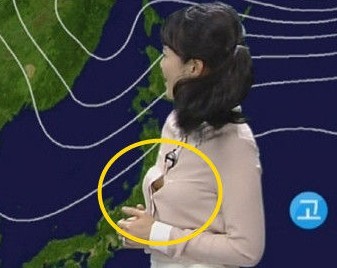 韩国女主播在播气象途中惊见衬衫被撑开露出半边胸部.