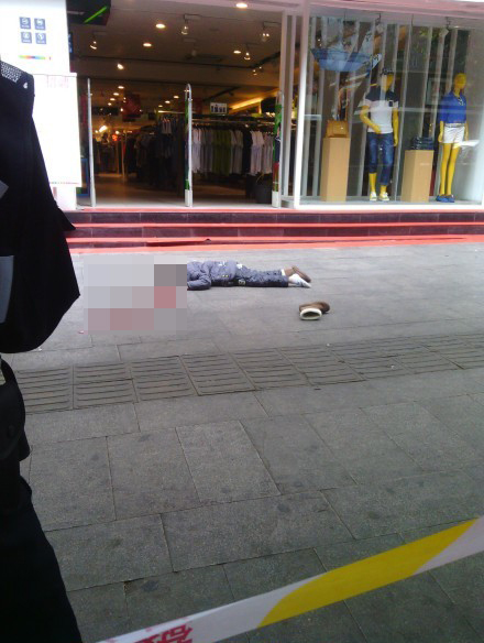 自贡五星街一男童坠楼身亡(组图)