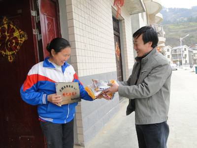 荆楚网消息(通讯员章承超)3月22日,竹山县深河乡双湾移民新村一女