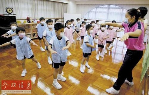 非典暴发时香港一所小学师生戴着口罩上课