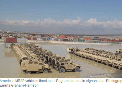 停在巴格拉姆空军基地内的美军车辆网页截图