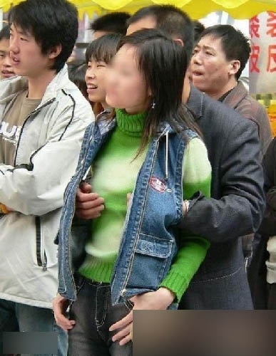 无处不在的咸头像组图女生地铁遇色狼(双手)短裙少女张开猪手的图片
