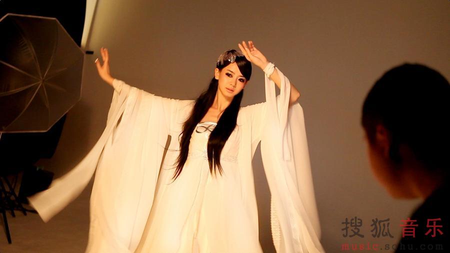 戚薇古装造型曝光 变身"哥范儿"仙女(组图)