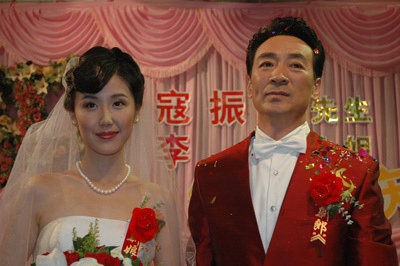 李婷比寇振海小21岁,两人是因戏结缘,假戏真做成就一段佳缘.