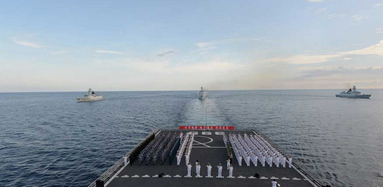 中国海军南海舰队远海训练编队昨日上午在曾母暗沙举行宣誓仪式.