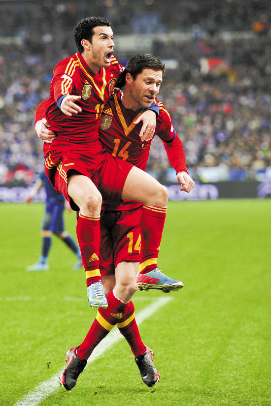 佩德罗(左)和阿隆索庆祝进球