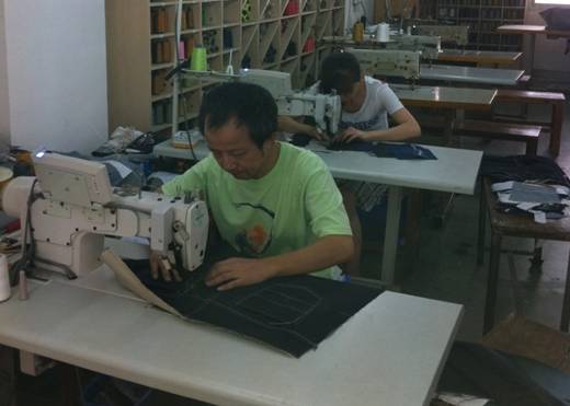图说:广州市柏汇服装有限公司年轻店牛仔裤