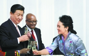 当地时间26日，南非总统祖马夫妇为到访的习近平举行欢迎午宴。