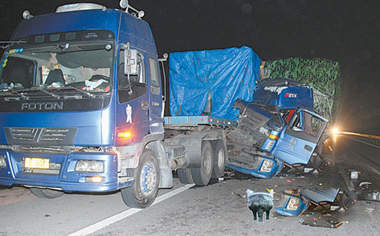 龙河高速公路上两大货车相撞 无人员伤亡