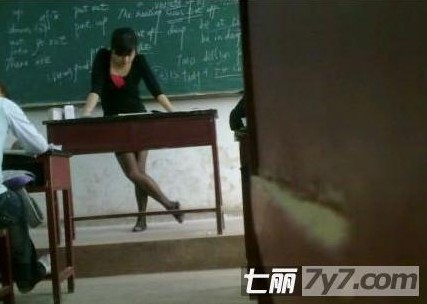 女教师禁穿黑丝9成学生称不在意老师穿着图