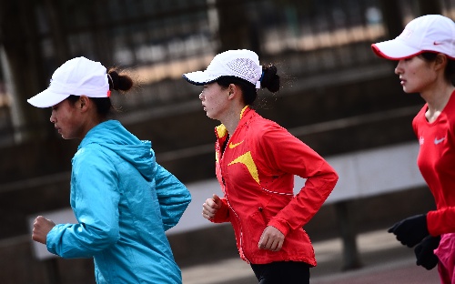 图文:国家竞走队高原备战 吕秀芝在训练中