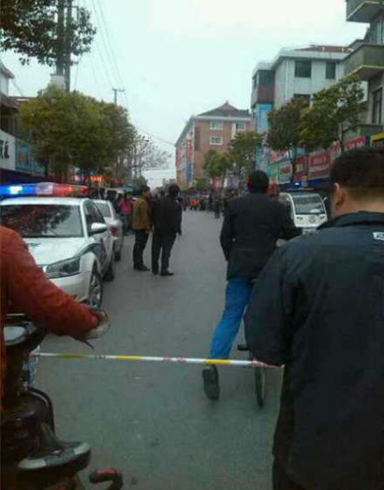 上海:男子砍死2名亲属后在小学门外砍伤11人(
