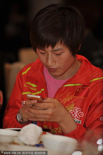 图文:乒球世界杯欢迎晚宴 丁宁玩手机