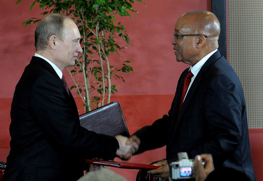 2013年3月26日，在南非德班，南非总统祖玛（右）和俄罗斯总统普京在双边合作协议签字仪式上握手。