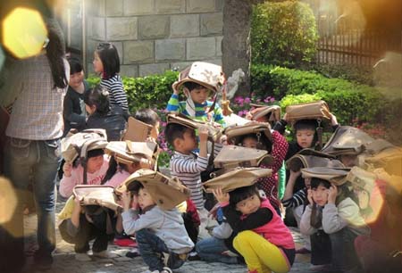 南投地震后,当地小学生头顶书包逃生.