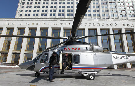 梅德韦杰夫走下直升机，赶往政府大楼。