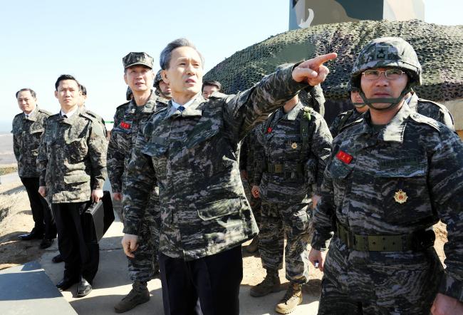 资料图:韩国国防部长金宽镇25日视察白翎岛部
