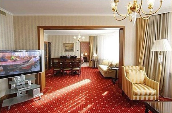 据了解，莫斯科总统饭店为俄罗斯外交指定酒店。国家元首在进行国事访问期间，下榻在总统府的比较多，还有的下榻在国宾馆。安保的工作主要由东道国负责，但近身的警卫由双方人员担任。