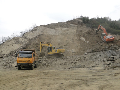 挖掘机正在挖山施工图片