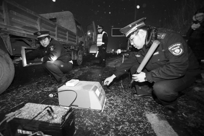 去年12月13日，北京白鹿收费站,北京市环保局的工作人员在监测车辆尾气。 新京报资料图 王嘉宁 摄