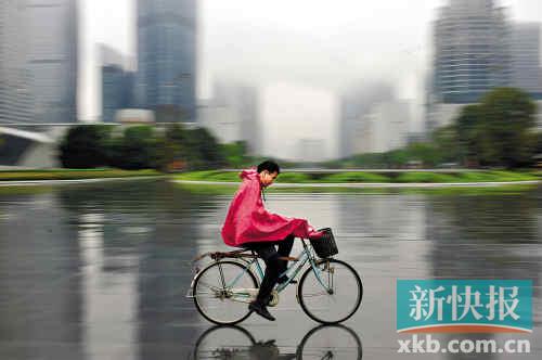昨日在花城广场，有市民冒雨骑行。省气象台预计，31日前后还会有新一轮强降水。CFP