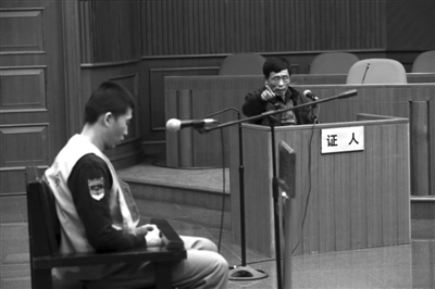 王安（左）说，弟弟违背了《弟子规》上的孝道，就想教训他一下。新京报记者 王贵彬 摄