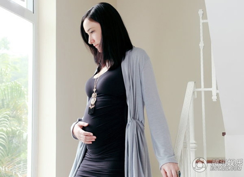 原标题吴彦祖模特老婆身材走样怀孕7个月仍捞金图
