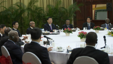 3月28日，国家主席习近平在南非德班同非洲国家领导人举行早餐会。（新华社记者兰红光摄）