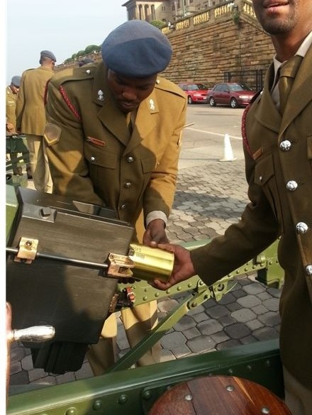 南非总统祖马举行的欢迎仪式上，士兵正在为礼炮填充炮弹。（新华社）