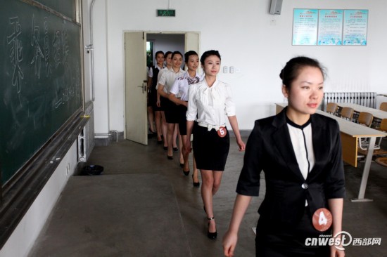 组图:揭秘海航美女空姐招聘全过程 才艺美貌相