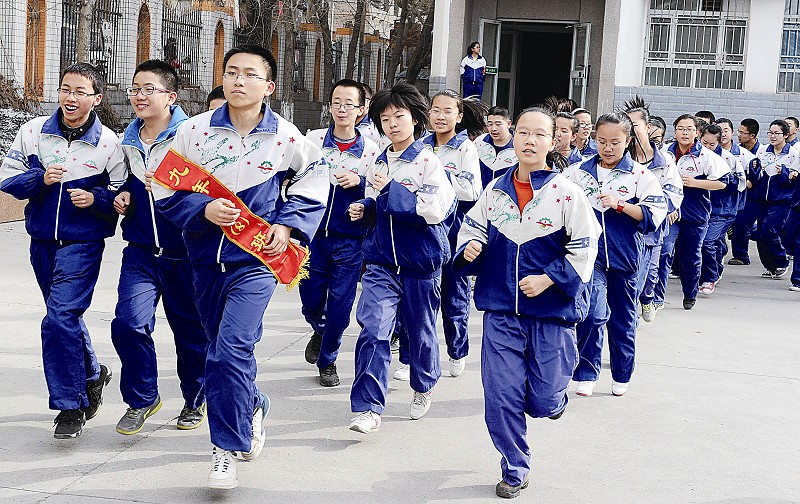 0   3月26日,兵团一中初三学生利用下午的大课间,在操场上跑步锻炼