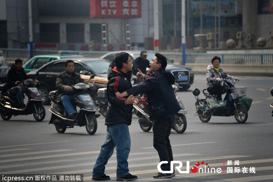 常州一公交司机丢下乘客 当街与路人打架(高清组图)