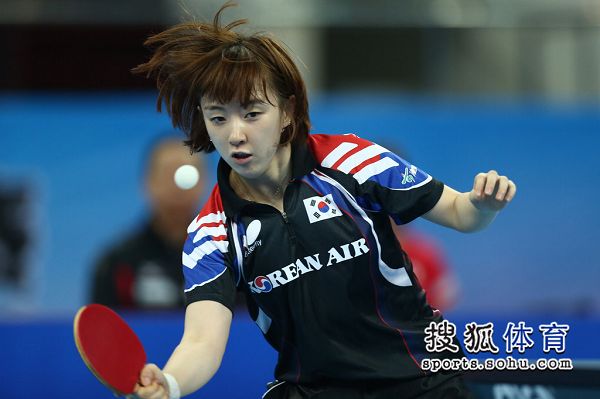 图文:乒乓球世界杯日本vs韩国 徐孝元头发飞扬