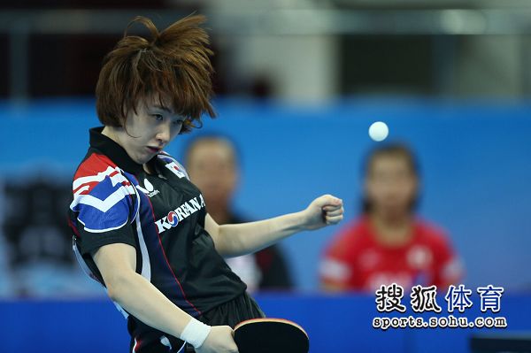 图文:乒乓球世界杯日本vs韩国 徐孝元比赛中