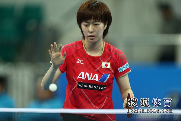 图文:乒乓球世界杯日本VS韩国 石川佳纯示意