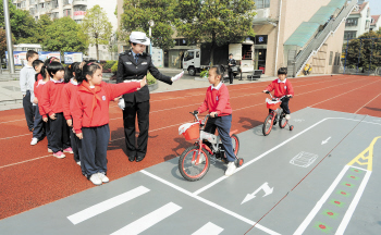 在交通安全主题教育宣讲上 孩子知道的问题家