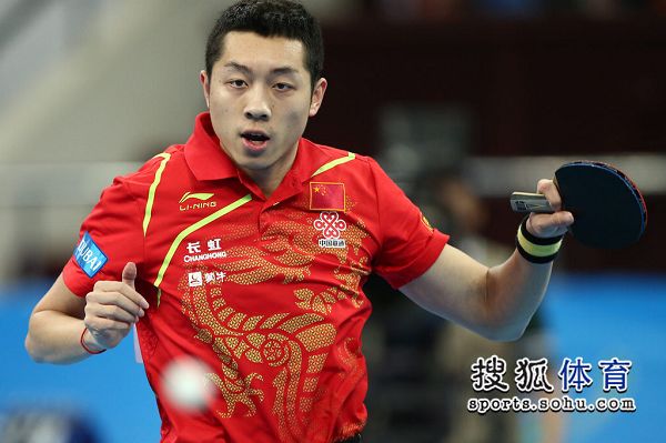 图文:世界杯许昕3-2水谷隼 许昕盯紧回球