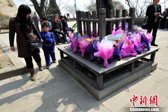 太原市龙山殡仪馆继2012年在山西全省率先推出"社区公祭"活动后,今年