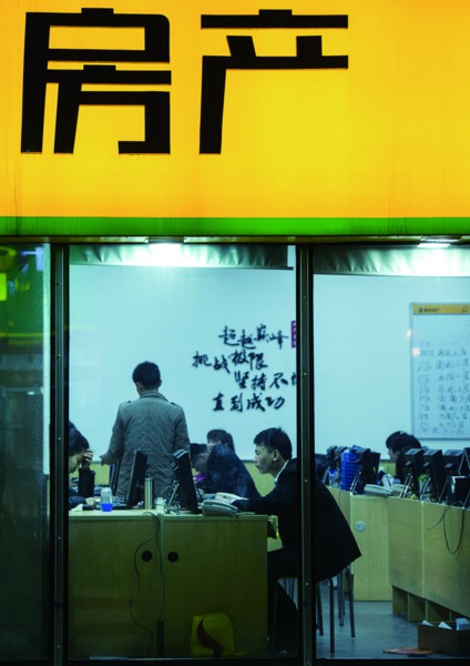 3月30日晚上9点半,北京东三环附近一处房产中介公司门店的员工还在