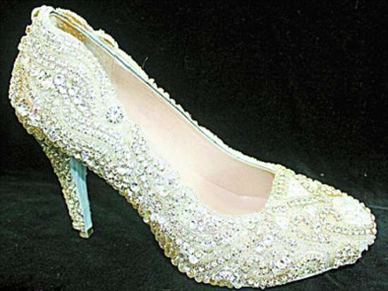 最贵高跟鞋 镶21.18克拉钻石售价27.6万英镑(图