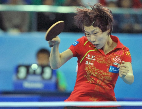 图文:乒乓球世界杯女团决赛 武杨在比赛中