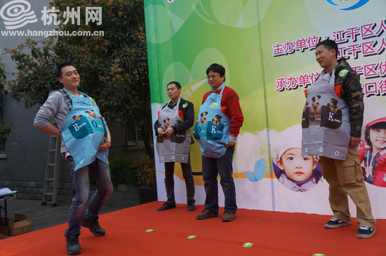 杭州网讯 我刚做妈妈不久,怎么抚养孩子还要学习和积累。来这里能感悟到不少知识,比如一些寓教于乐的方式就很有趣,孩子肯定特别容易接受。今天上午,前来闸弄口街道天城社区服务长廊参加首届育婴节活动的胡女士高兴地说。 育婴知多少 学习积累很重要 爸爸抱孩子就抓住一只手或一只腿,有个爸爸竟然还把孩子掉地上了别紧张,这可不是家庭暴力。这是江干区人口计生局举办的首届育婴节现场,几个年轻的准爸爸被请上台演示如何抱孩子。这些纯爷们面对塑胶宝宝,显得分外腼腆,顿时手忙脚乱,不知所措了。 年轻的新